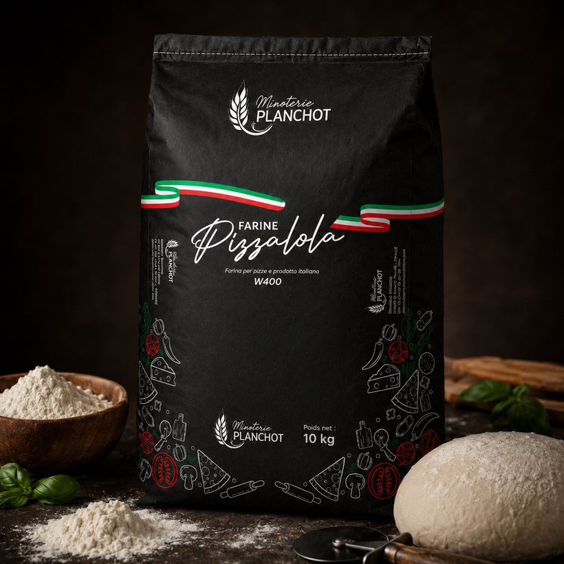 Sac de farine de force Pizza Lola W400 de 10 kg à côté d'un pâton de pizza
