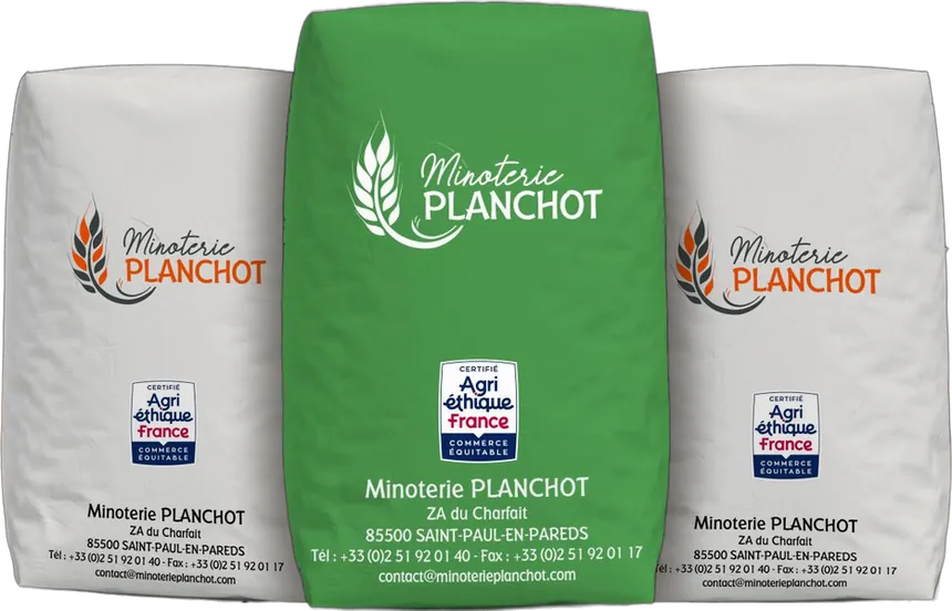 Visuels des sacs de farine T65 de la Minoterie Planchot : deux sacs blancs et le sac vert de la T65 bio